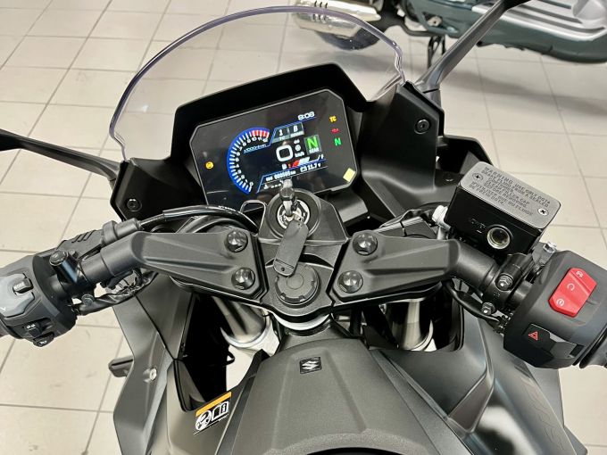SUZUKI GSX-8R 4