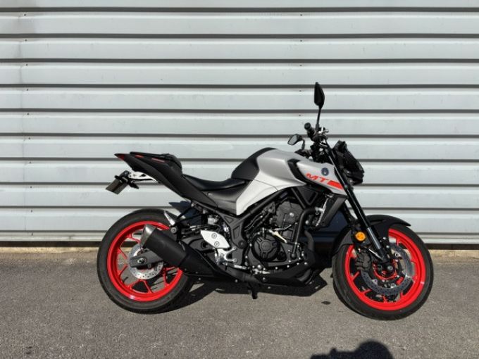 YAMAHA MT03 4