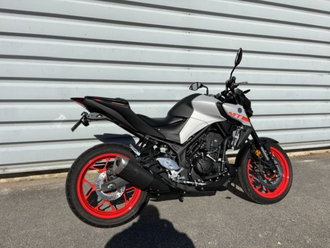 YAMAHA MT03 4