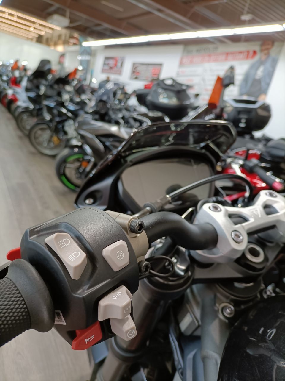 TRIUMPH STREET TRIPLE 765 RS 4