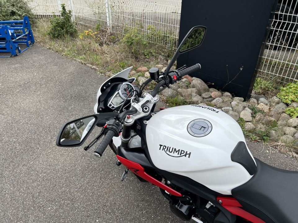 TRIUMPH STREET TRIPLE 675 R 4