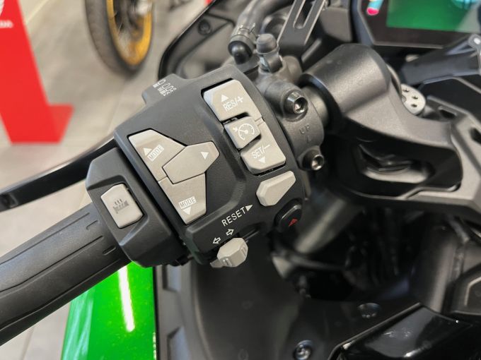 KAWASAKI Ninja H2 SX SE 4