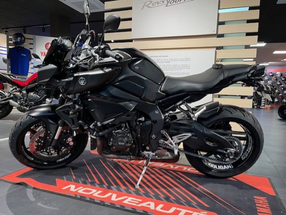YAMAHA MT-10 4