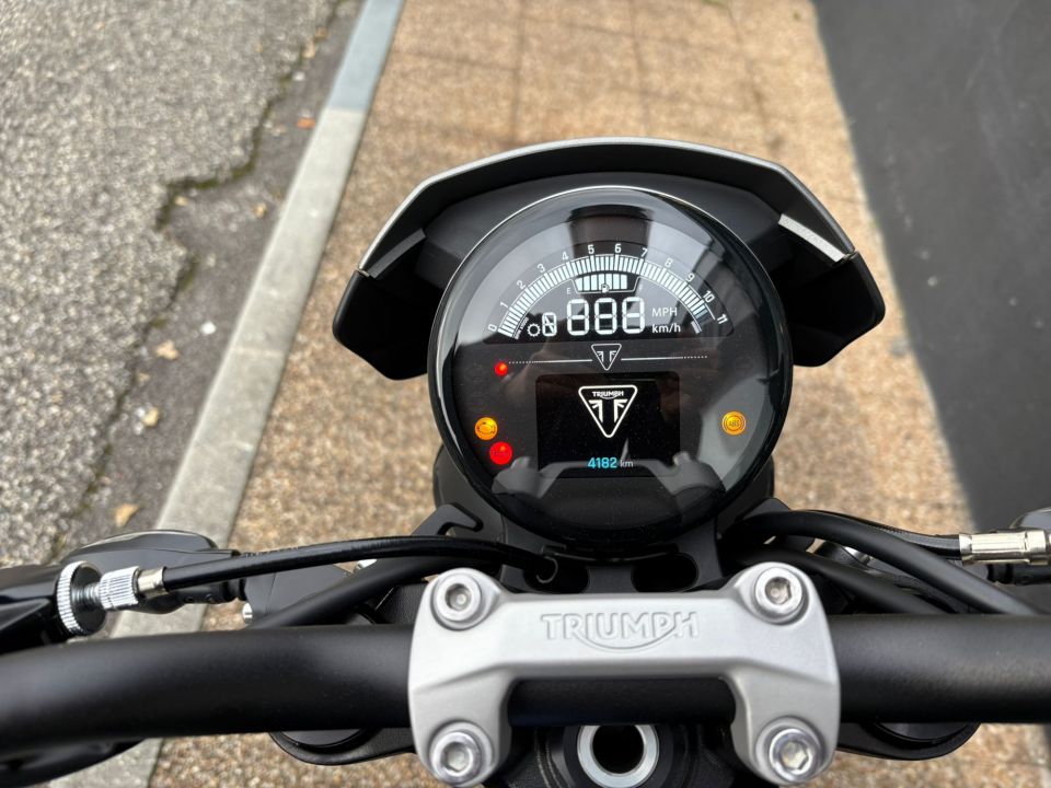 TRIUMPH TRIDENT 660 4