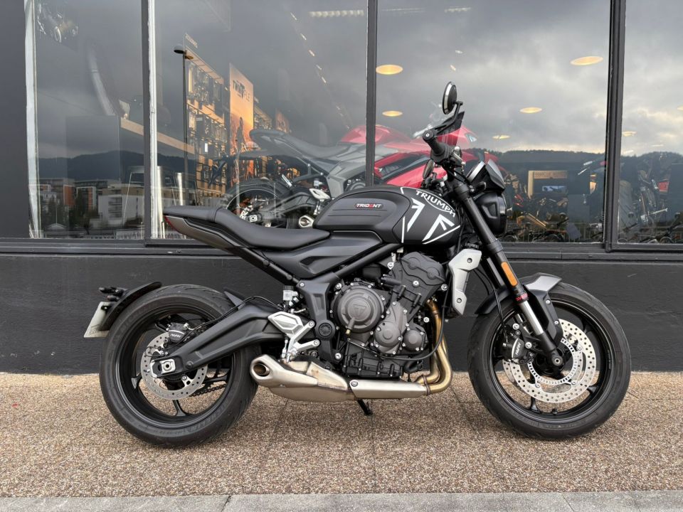 TRIUMPH TRIDENT 660 4