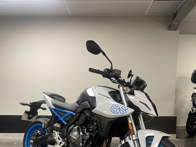 SUZUKI GSX-8S 4
