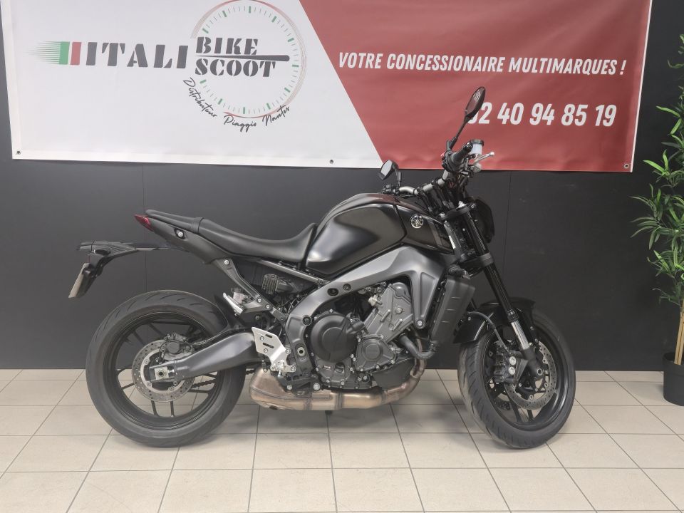 YAMAHA MT-09 4