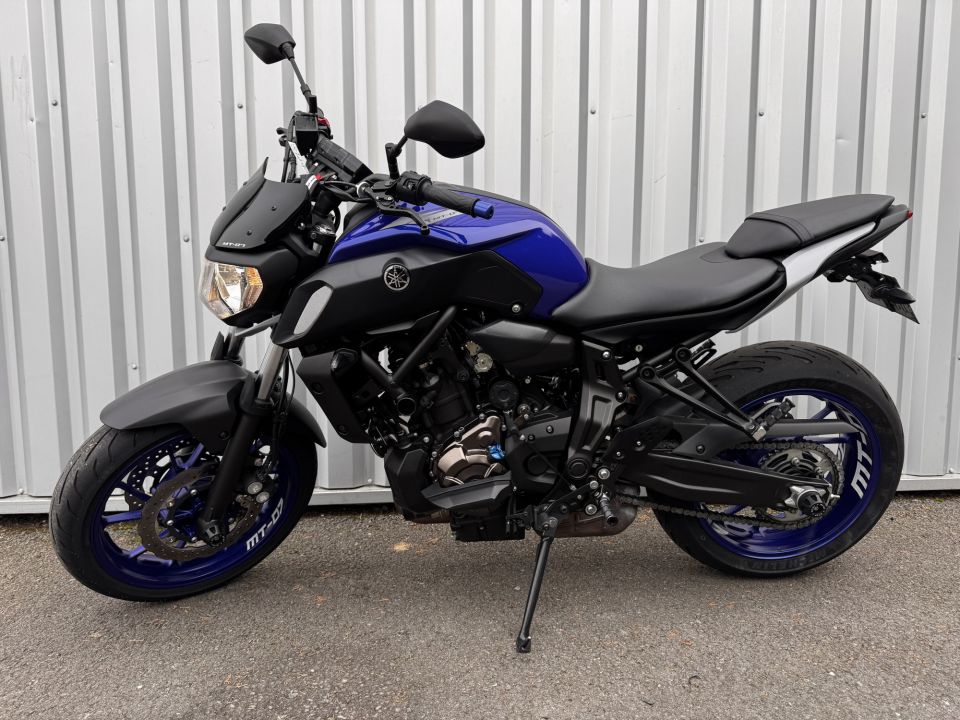 YAMAHA MT-07 4