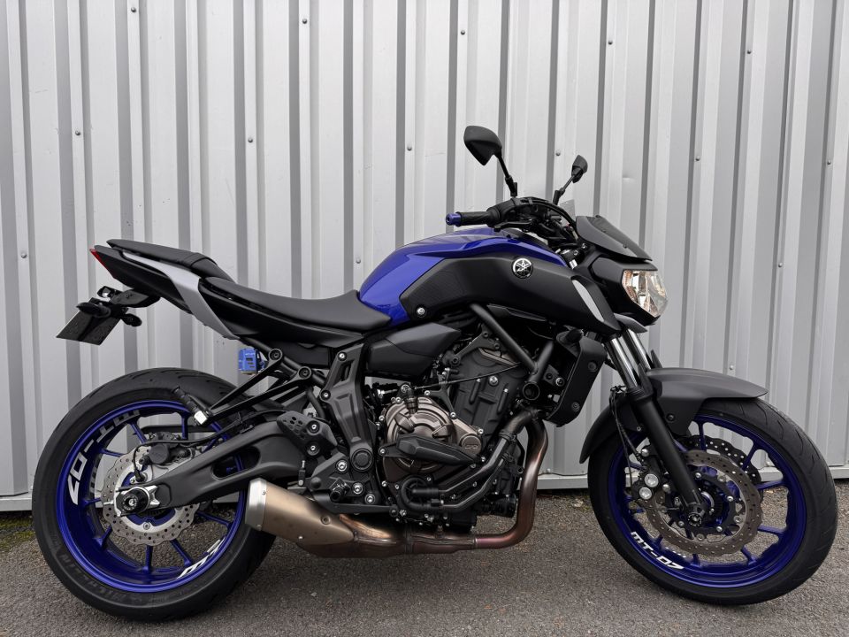 YAMAHA MT-07 4