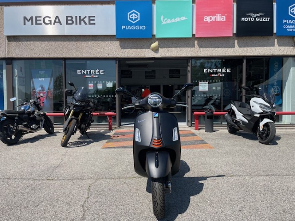 VESPA GTS SUPER SPORT 4