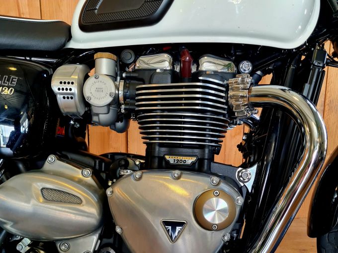 TRIUMPH BONNEVILLE T120 4