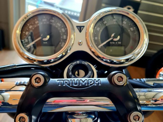 TRIUMPH BONNEVILLE T120 4