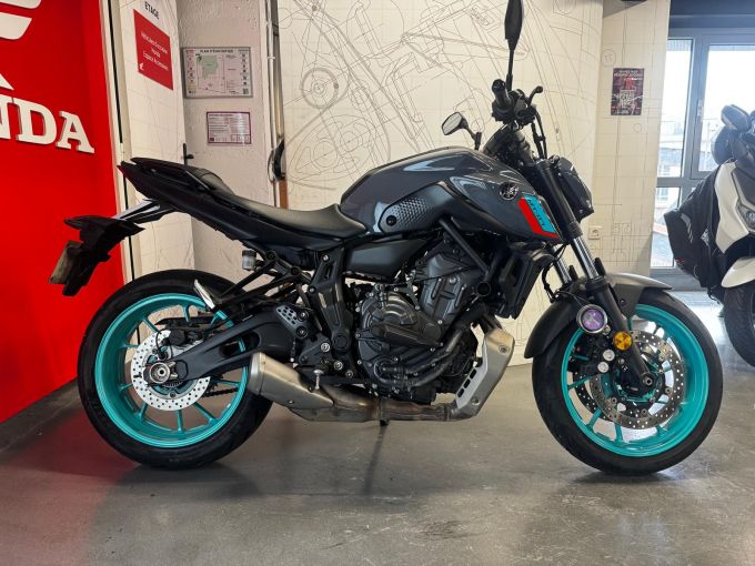 YAMAHA MT-07 4