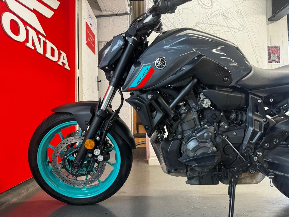 YAMAHA MT-07 4