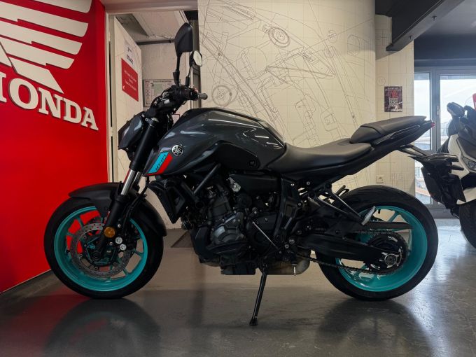 YAMAHA MT-07 4