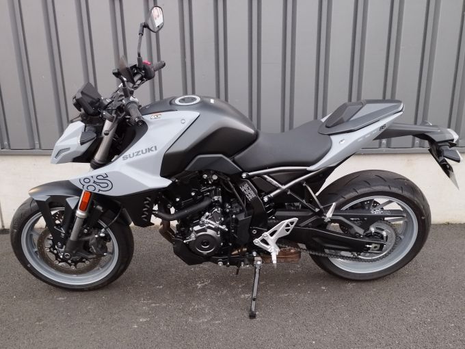 SUZUKI GSX-8S 4