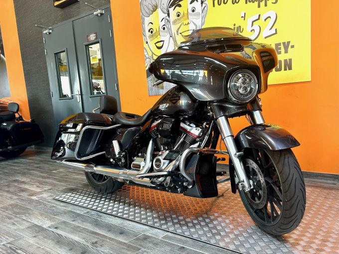 HARLEY-DAVIDSON TOURING STREET GLIDE 1923 CVO  4