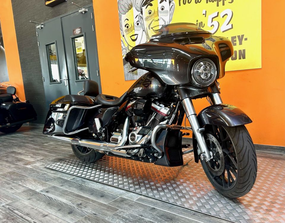 HARLEY-DAVIDSON TOURING STREET GLIDE 1923 CVO  4