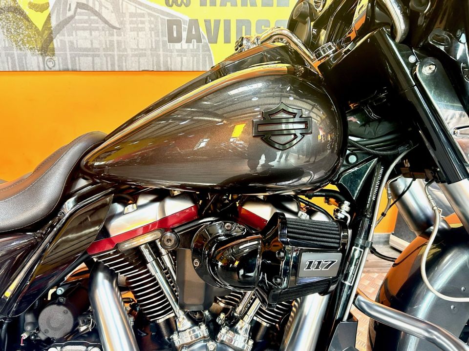 HARLEY-DAVIDSON TOURING STREET GLIDE 1923 CVO  4