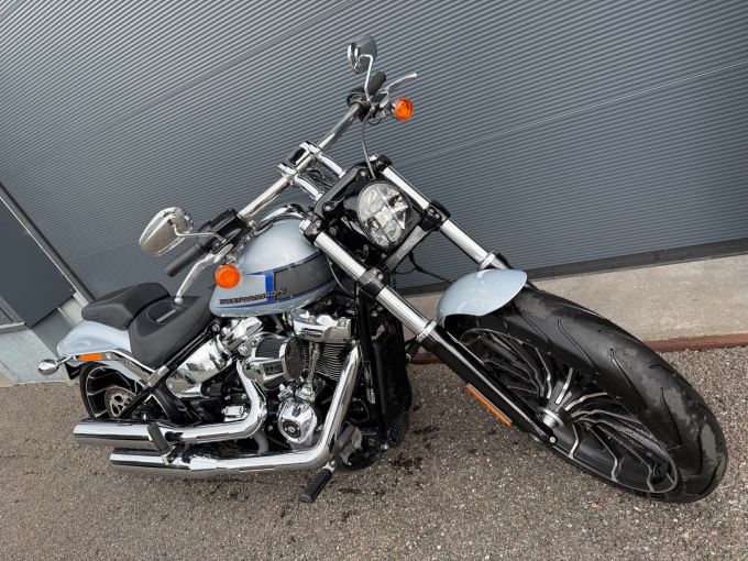 HARLEY-DAVIDSON SOFTAIL BREAKOUT 1923 4