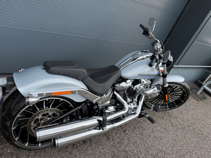 HARLEY-DAVIDSON SOFTAIL BREAKOUT 1923 4