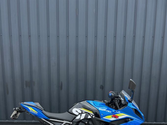 SUZUKI GSX-8R 4