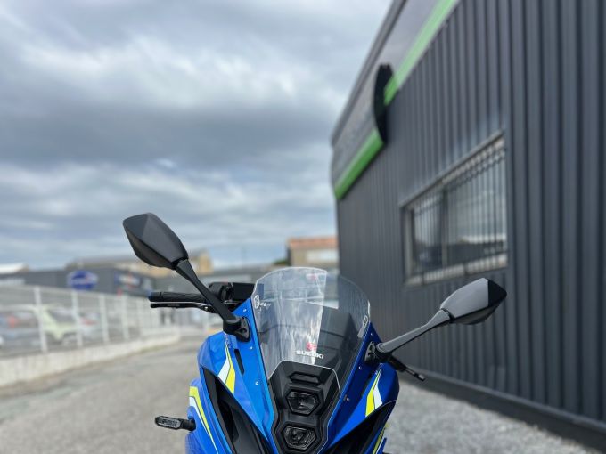 SUZUKI GSX-8R 4