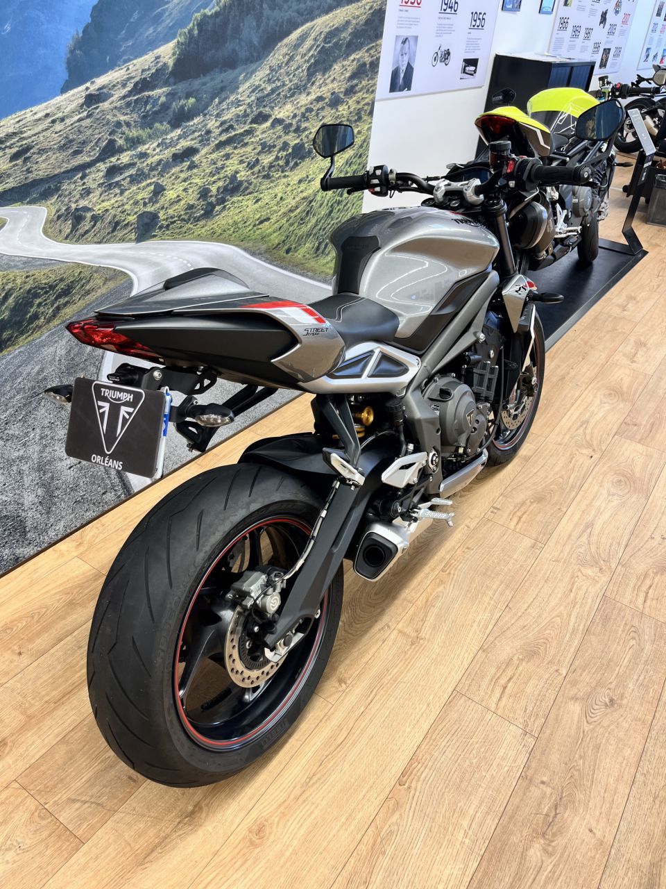 TRIUMPH STREET TRIPLE 765 RS 4