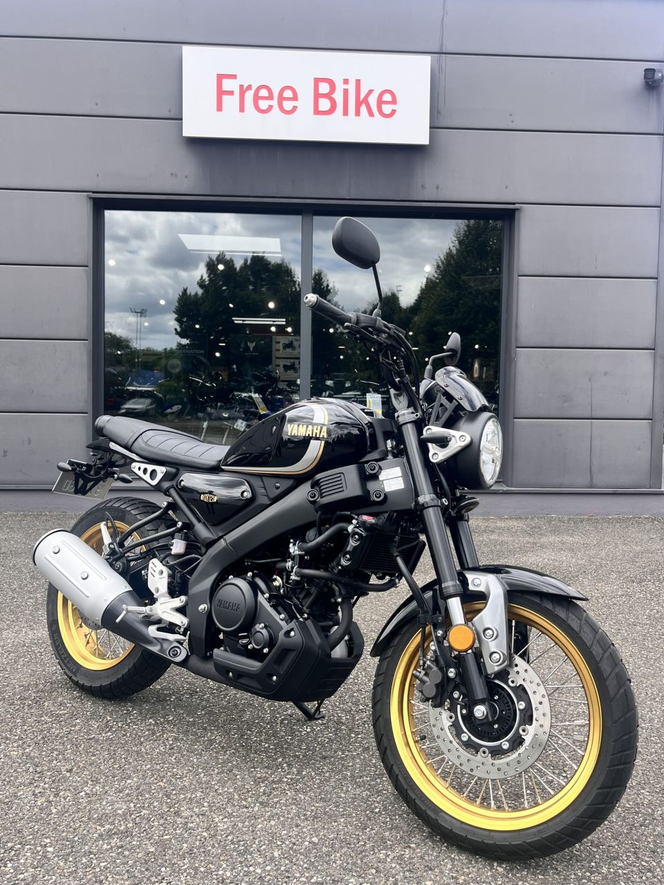 YAMAHA XSR 125 Legacy 4