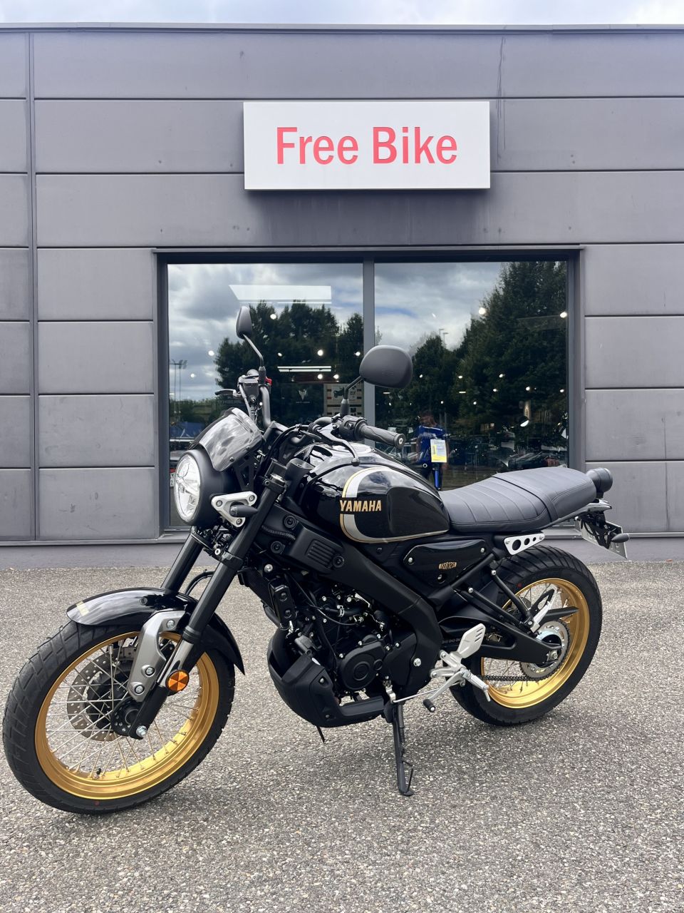 YAMAHA XSR 125 Legacy 4