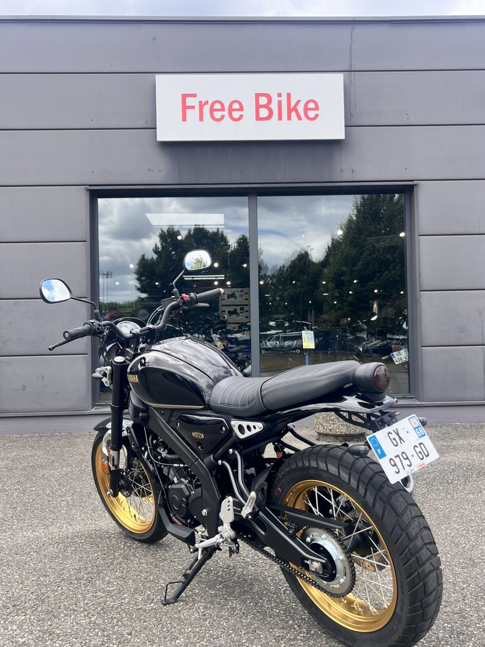 YAMAHA XSR 125 Legacy 4