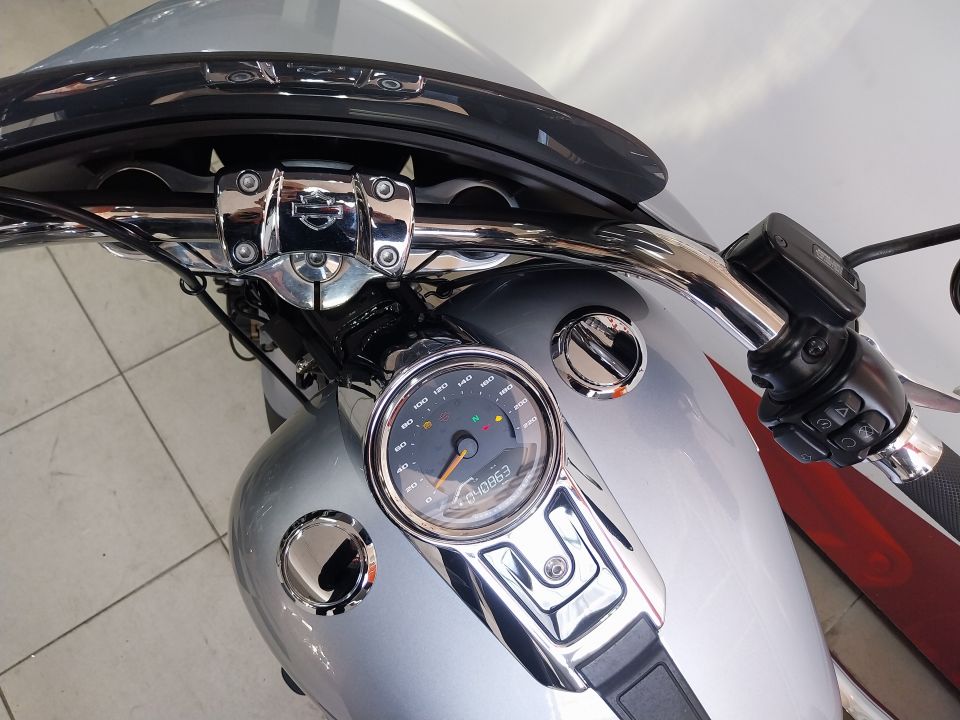 HARLEY-DAVIDSON SPORTGLIDE 1745 4