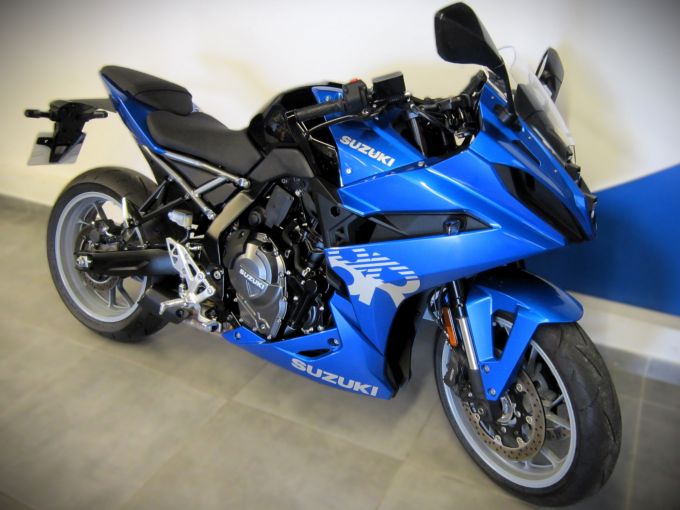 SUZUKI GSX-8R 4