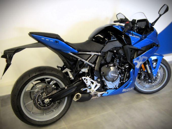 SUZUKI GSX-8R 4