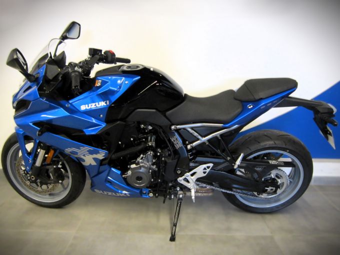 SUZUKI GSX-8R 4