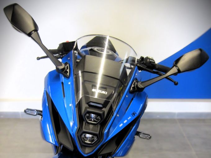 SUZUKI GSX-8R 4