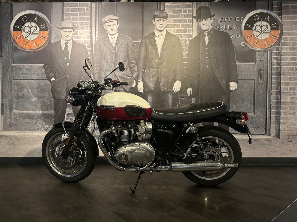 TRIUMPH BONNEVILLE T120 4