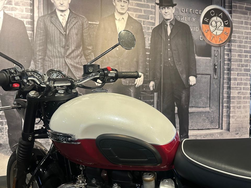 TRIUMPH BONNEVILLE T120 4