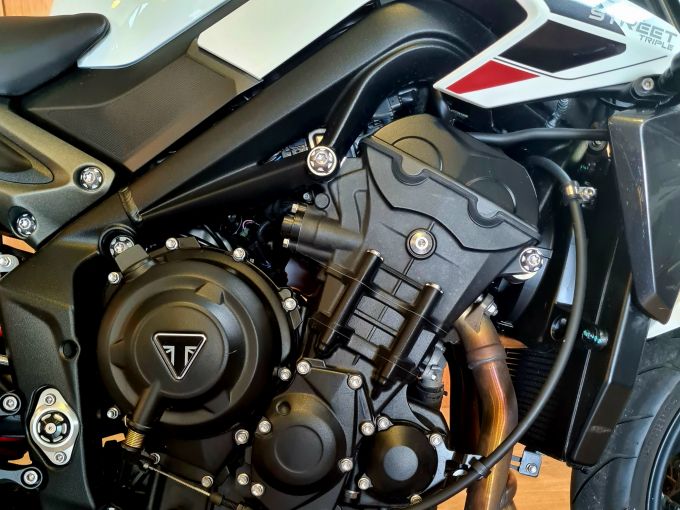TRIUMPH STREET TRIPLE 765 R 4