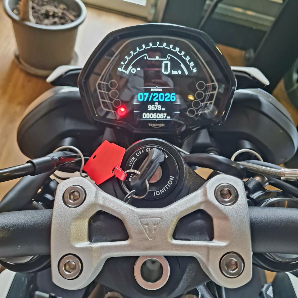 TRIUMPH STREET TRIPLE 765 R 4