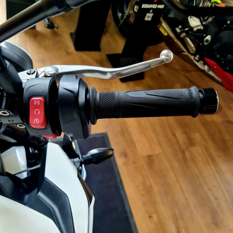 TRIUMPH STREET TRIPLE 765 R 4