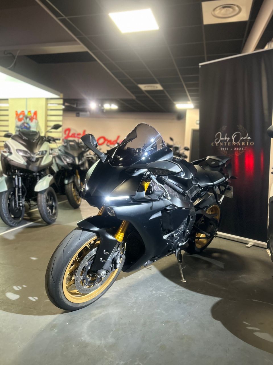 YAMAHA YZF 1000 R1 4