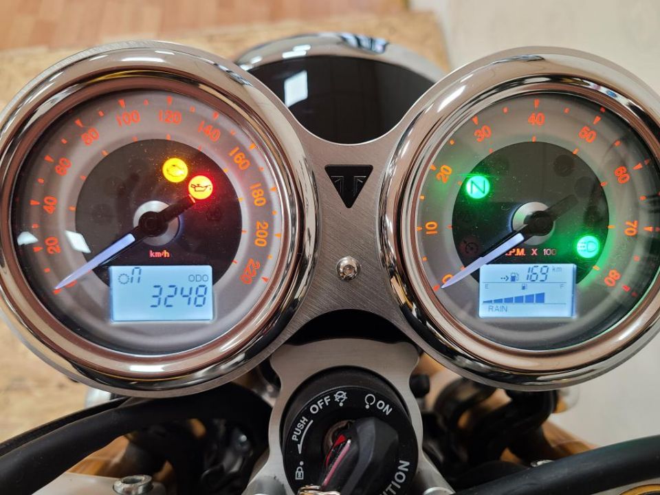 TRIUMPH THRUXTON 1200 RS 4
