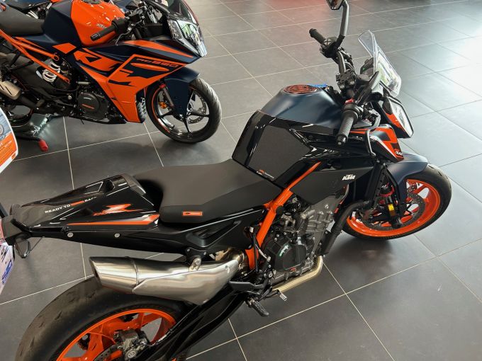 KTM 890 DUKE R 4