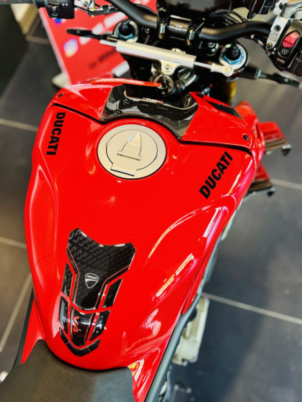 DUCATI Streetfighter V4 4