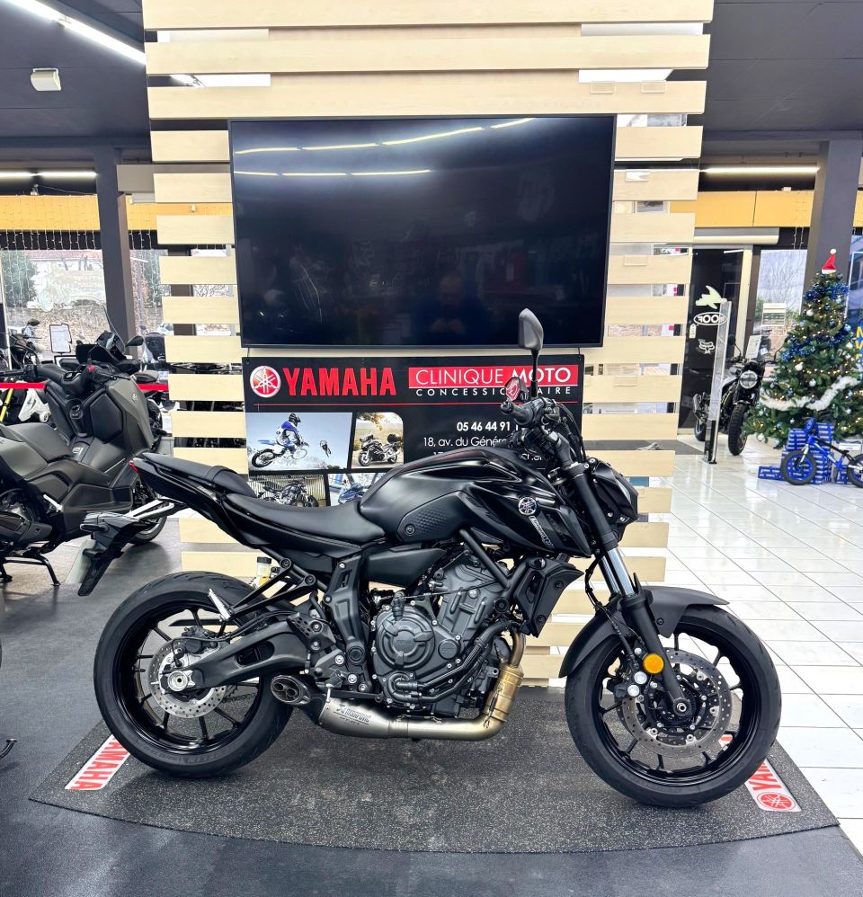 YAMAHA MT-07 4