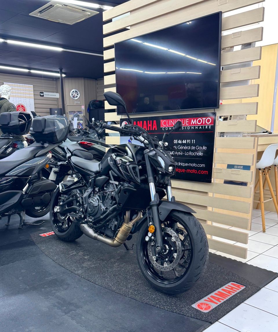 YAMAHA MT-07 4