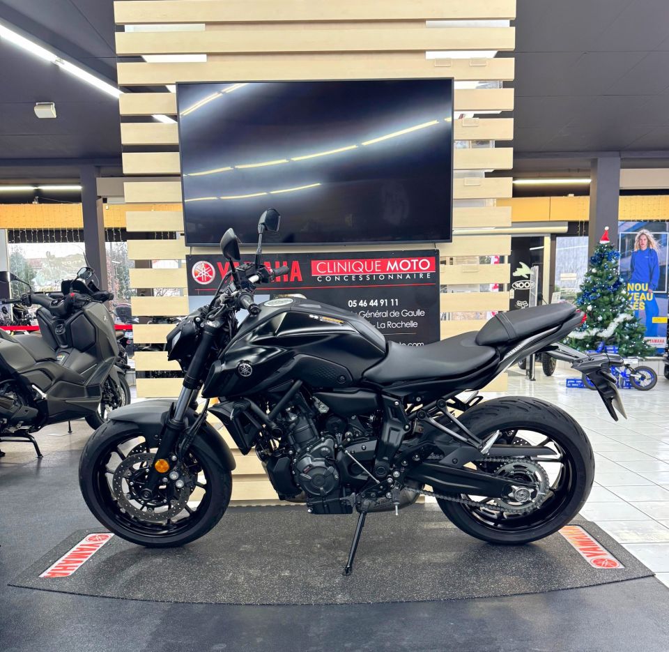 YAMAHA MT-07 4