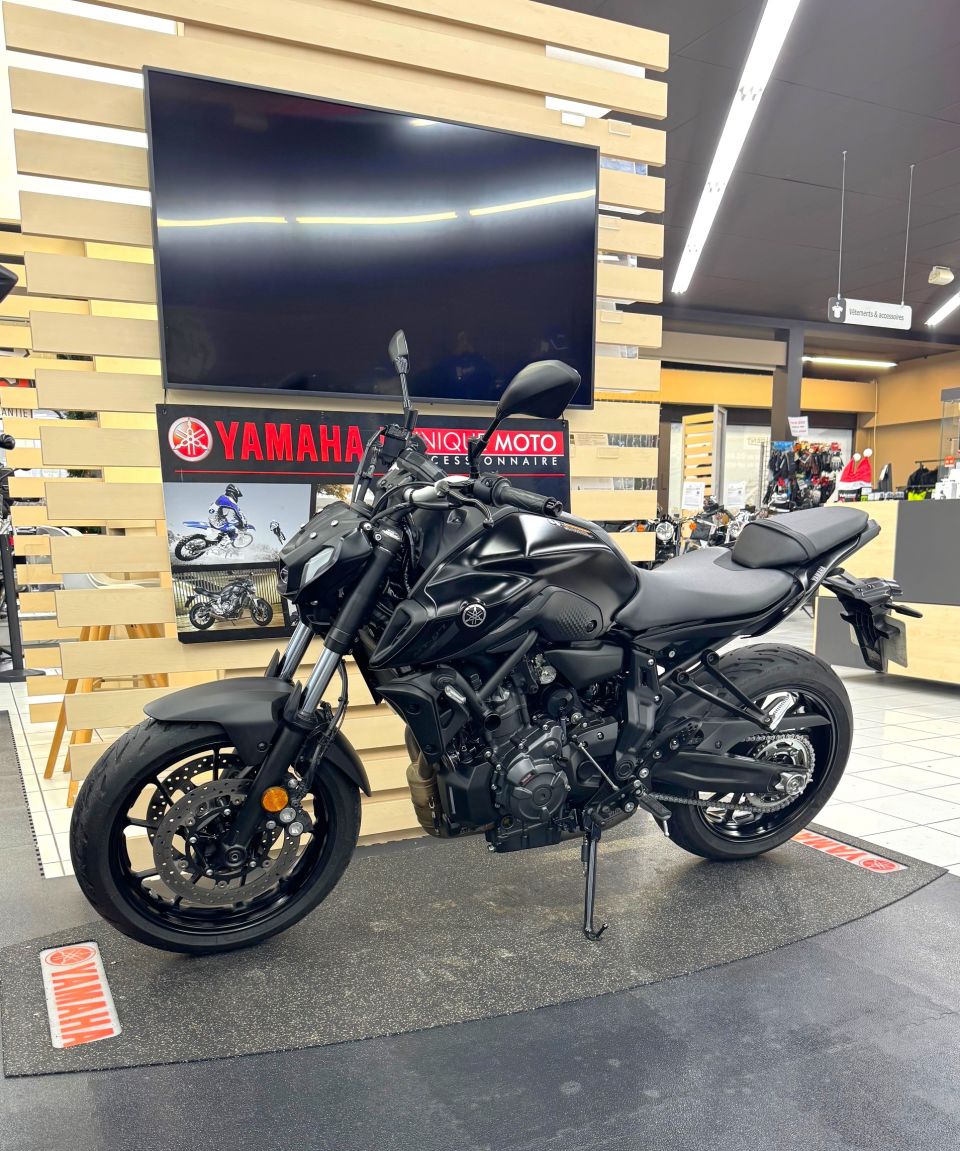 YAMAHA MT-07 4