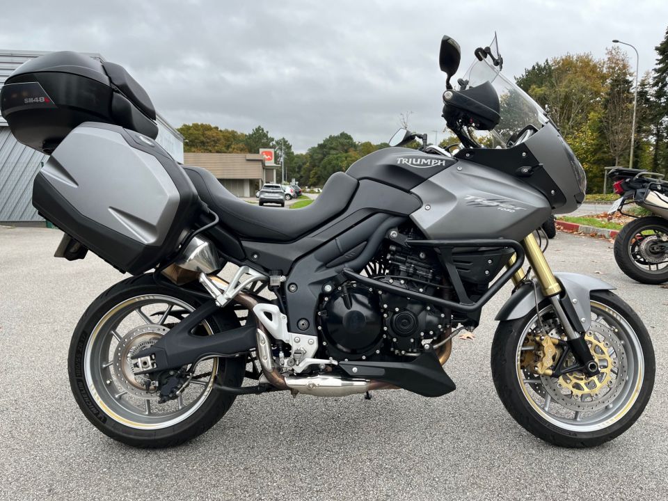TRIUMPH TIGER 1050 SE 4